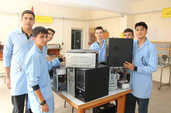 Meslek liseliler elektronik atıkları geri dönüştürüyor: Hedef köy okuluna bilgisayar laboratuvarı