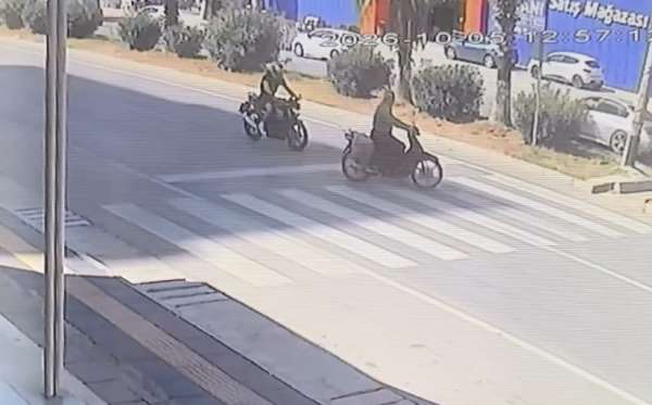 Motosikletler çarpıştı, sürücülerden biri hayatını kaybetti: Kaza anı kamerada