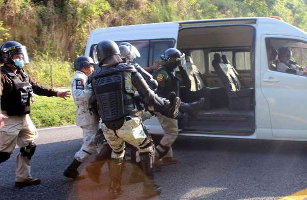 Meksika'da ABD sınırına ilerleyen göçmenlerden güvenlik güçlerine sopalı saldırı