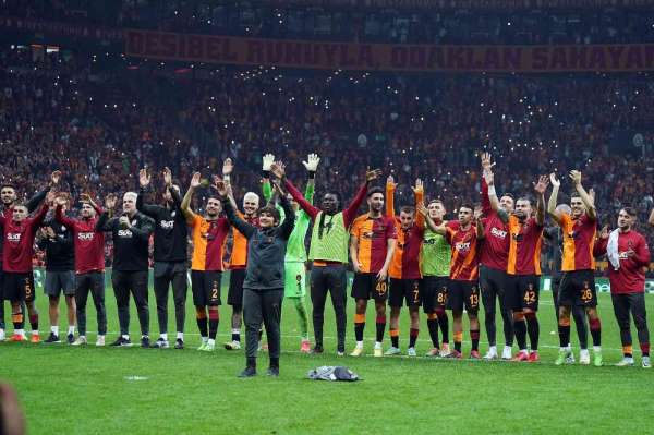 Galatasaraylı futbolcular, derbi galibiyetini taraftarlarla kutladı - İstanbul haber