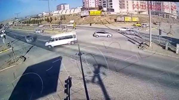 Yolcu minibüsü ile pikabın çarpıştığı kaza kamerada: 4 yaralı - Kırıkkale haber