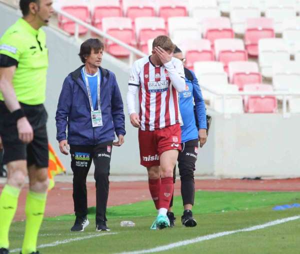 Sivasspor'da Burak Kapacak sakatlandı, oyuna devam edemedi