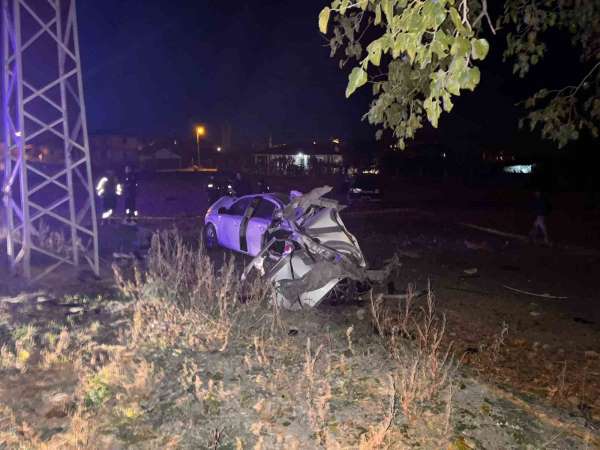 Amasya'da alkollü sürücünün kullandığı otomobil ağaca çarparak parçalandı: 2 ölü, 2 yaralı