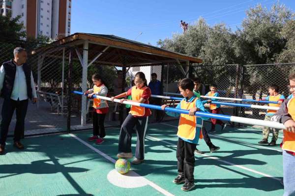 Okul bahçesinde canlı langırt, renkli görüntüler oluşturdu