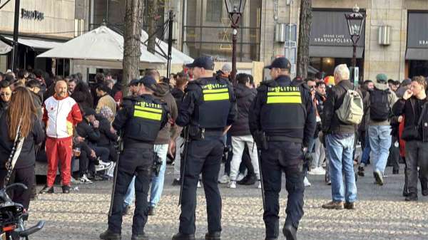 Taraftarlardan Dam Meydanı'nda Galatasaray'a coşkulu destek