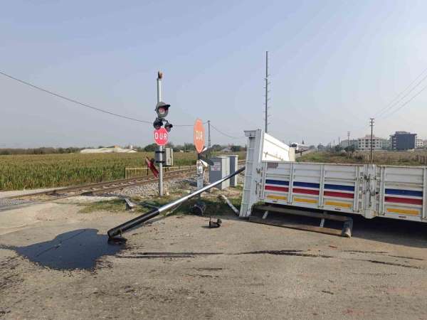 Turgutlu'da hemzemin geçitte kaza: Kamyonetin kasası koptu