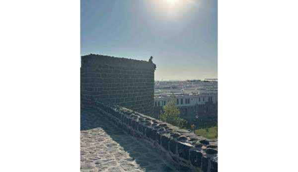 Zabıta ekipleri intihar girişiminde bulunan kadını ikna etti