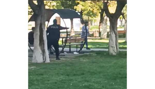 Zihinsel engelli genç bıçakla vatandaşlara saldırdı