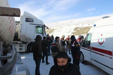 Erzurum'da 10 aracın karıştığı zincirleme trafik kazası: 1 ölü 