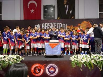 Bahçeşehir Koleji Basketbol Takımı, İzmir'de öğrenciler ve altyapı oyuncularıyla
