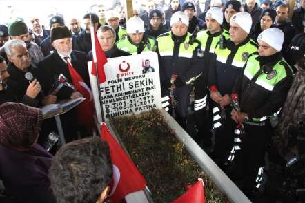 İzmir Kahramanı Şehit Fethi Sekin için kabri başında anma töreni 