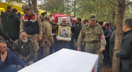 Şehit uzman çavuş, 7 ay önce öldürülen anne ve babasının yanına defnedildi
