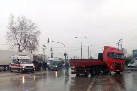 Mersin'de yağmur zincirleme kazaya neden oldu