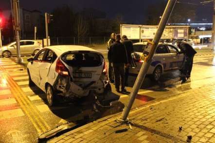 Kaza yapan otomobil kaldırımda bekleyen kadına çarptı: 1 yaralı