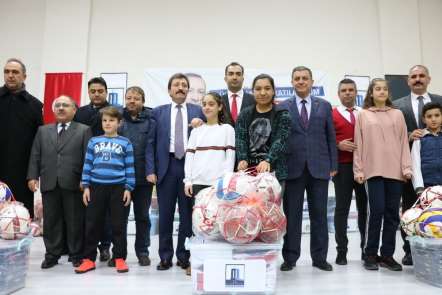 Çanakkale'de okullara spor malzemesi desteği