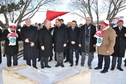 Bakan Kasapoğlu, Türkiye'nin kardan yapılan en büyük şehit askerler heykelini aç