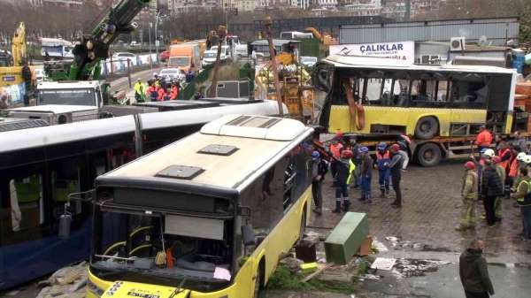 Alibeyköy'de 33 kişinin yaralandığı kazanın ardından otobüsü ve tramvayı kaldırma çalışması sürüyor