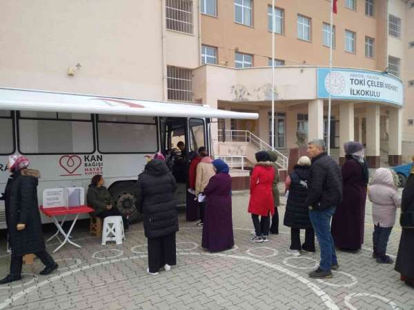 Suluova'da öğrenci velilerinden Kızılay'a kan bağışı