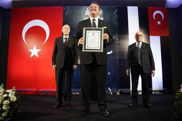 Beşiktaş'ta Başkan Hasan Arat ve yönetim kurulu, mazbatalarını aldı