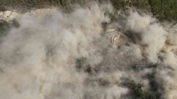 Adana'da yol yapım mücadelesi, patlama anı film sahnesini aratmadı