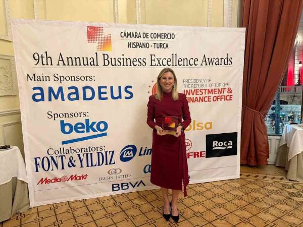 Ebru Özdemir'e İspanya'dan 'Mesleki Liyakat Ödülü'