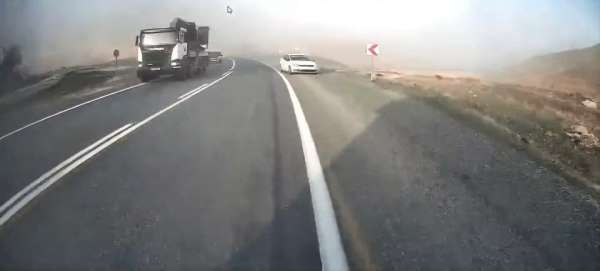 Elazığ'da otomobilin hatalı sollaması kazaya davetiye çıkardı