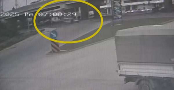 Hafif ticari aracın çarptığı yaya yola savruldu, kaza anı güvenlik kamerasına yansıdı
