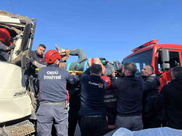 Ordu'da tır ile kamyon çarpıştı: Araçta sıkışan kamyon sürücüsü kurtarıldı