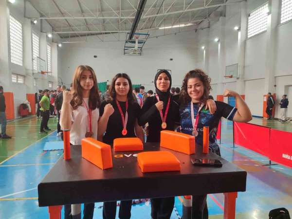 Salihlili imam hatipli kızların bileği bükülmedi