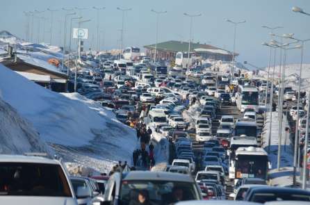 Erciyes Kayak Merkezi'ndeki trafik İstanbul trafiğini aratmadı 