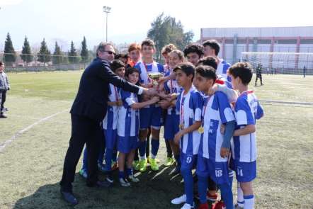 Futbolun şampiyonu Şehit Ömer Halisdemir Ortaokulu 