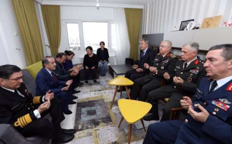Milli Savunma Bakanı Akar, şehit ailesini ziyaret etti