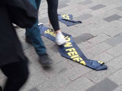 Taksim'de toplanan Galatasaray taraftarları Fenerbahçe atkısı yırttı