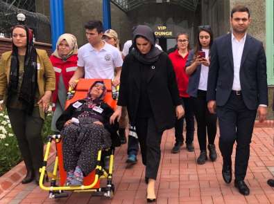 Şehit annesini kadın vekiller teskin etti