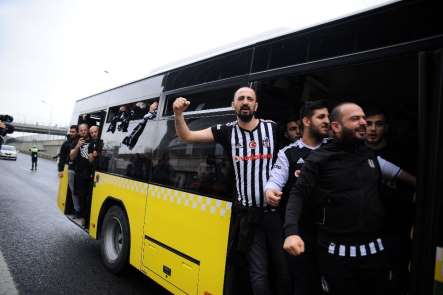 Beşiktaş taraftarı Türk Telekom Stadyumu'na geldi