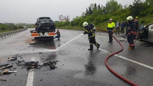 TEM otoyolunda zincirleme kaza: Lüks araç alev alev yandı 