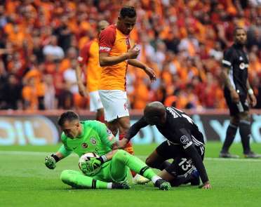 Spor Toto Süper Lig: Galatasaray: 1 - Beşiktaş: 0 (İlk yarı)