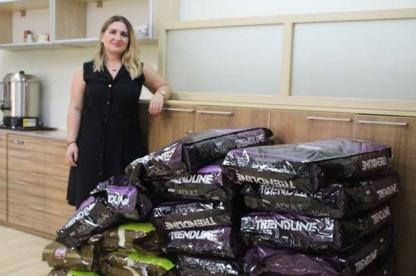 Hayvana eziyet tartışmasında hakaretten 600 kilo kedi-köpek maması kazandı 