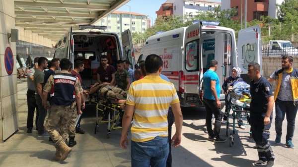 Siirt'te askeri zırhlı aracın geçişi sırasında patlama: 2 asker yaralı 