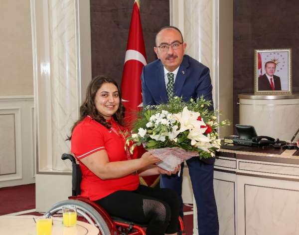 Başkan Kavuş'a şampiyon sporculardan ziyaret 