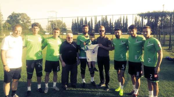DMD hastası minik Mustafa'nın Sakaryasporlu futbolcular ile tanışma hayali gerçe