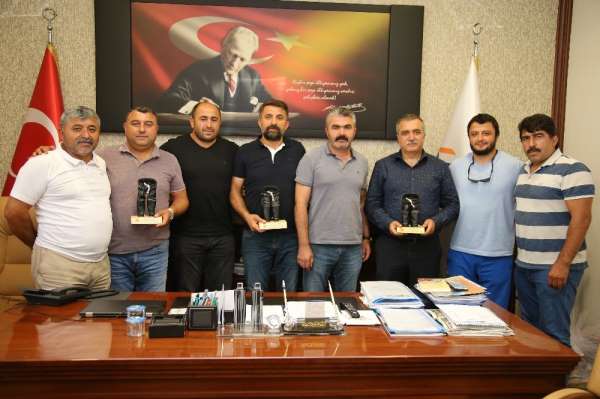 Tokat TSO Yönetimine güreşçilerden anlamlı plaket