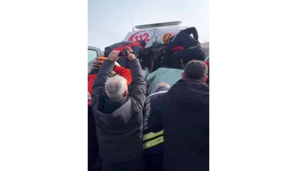 Erzurum'da ambulans kaza yaptı: 3 yaralı