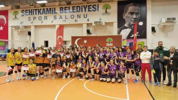 Şehitkamil'de yıldız kızlar voleybol turnuvası sona erdi