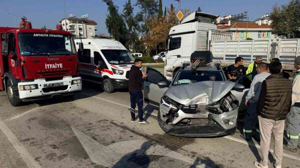Antalya'da 3 aracın karıştığı zincirleme kazada otomobilde sıkışan sürücüyü itfaiye çıkardı