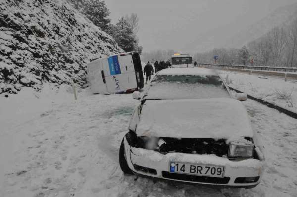 Bolu'da kar sebebiyle 3 araç zincirleme kazaya karıştı