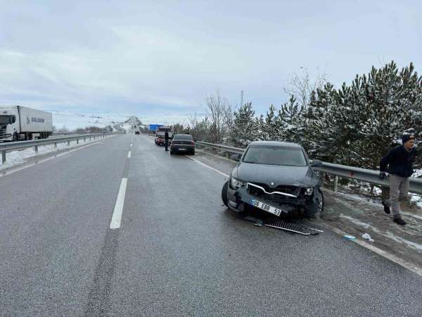 Buzlanan yollarda çok sayıda kaza meydana geldi
