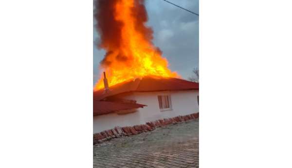 Amasya'da ahşap ev alevlere teslim oldu