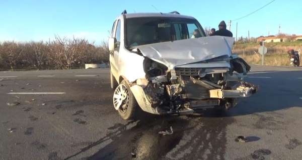 Bayramiç'te 2 aracın çarpıştığı kazada 2 kişi yaralandı