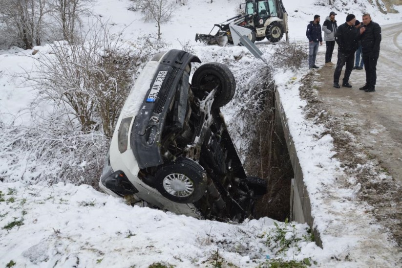 Samsun'da cenazeye giden minibüs kayarak köprüden devrildi: 15 yaralı